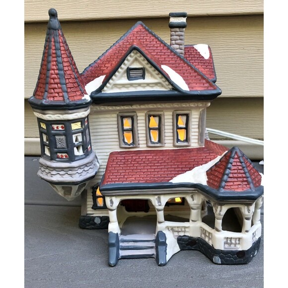 VILLAGE SQUARE - LIGHTED "VICTORIAN HOUSE" HAND PAINTED, PORCELAIN 1994 CHRISTM - Picture 7 of 10